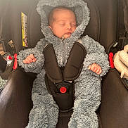 Lowenn a rejoint le concours — aidez-le/la à gagner de superbes lots ! baby, infant, sleeping, car_seat, fluffy_suit, onesie, hood, child, straps, safety_harness, cute, peaceful, soft_texture, indoor, portrait, newborn, cozy, hands, face, head