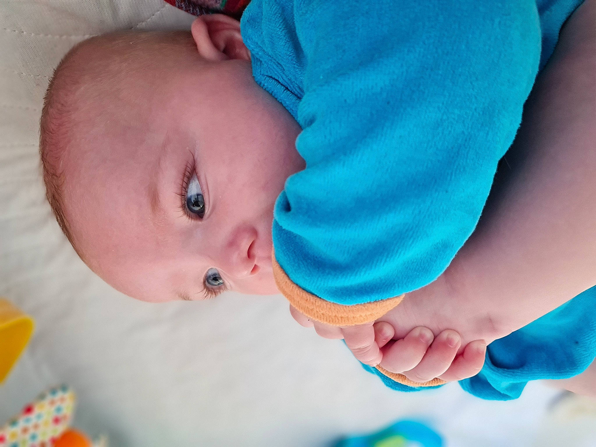 Marco participe au concours pour gagner de l'argent avec cette photo : baby, baby_toddler_clothing, barefoot, blue, cheek, child, comfort, face, facial_expression, finger, foot, gesture, human_body, iris, mouth, nose, person, product, skin, textile