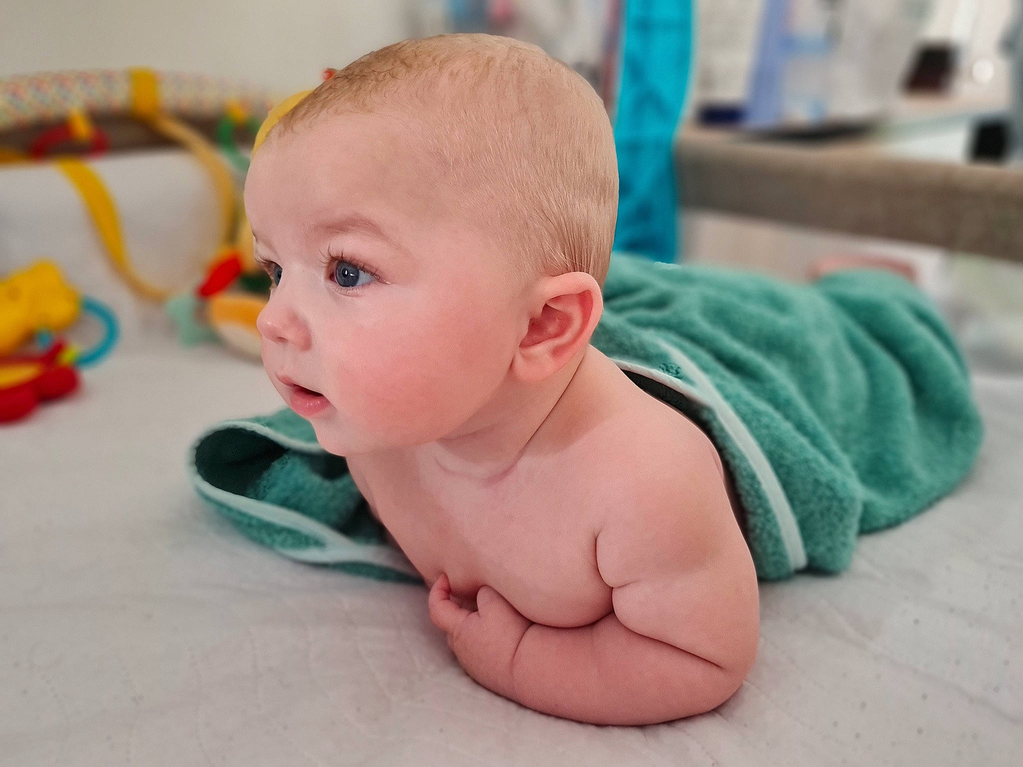 Marco participe au concours pour gagner de l'argent avec cette photo : baby, baby_products, baby_toddler_clothing, cheek, chest, child, comfort, crawling, face, flooring, foot, fun, happy, head, iris, person, room, sitting, toddler, tummy_time