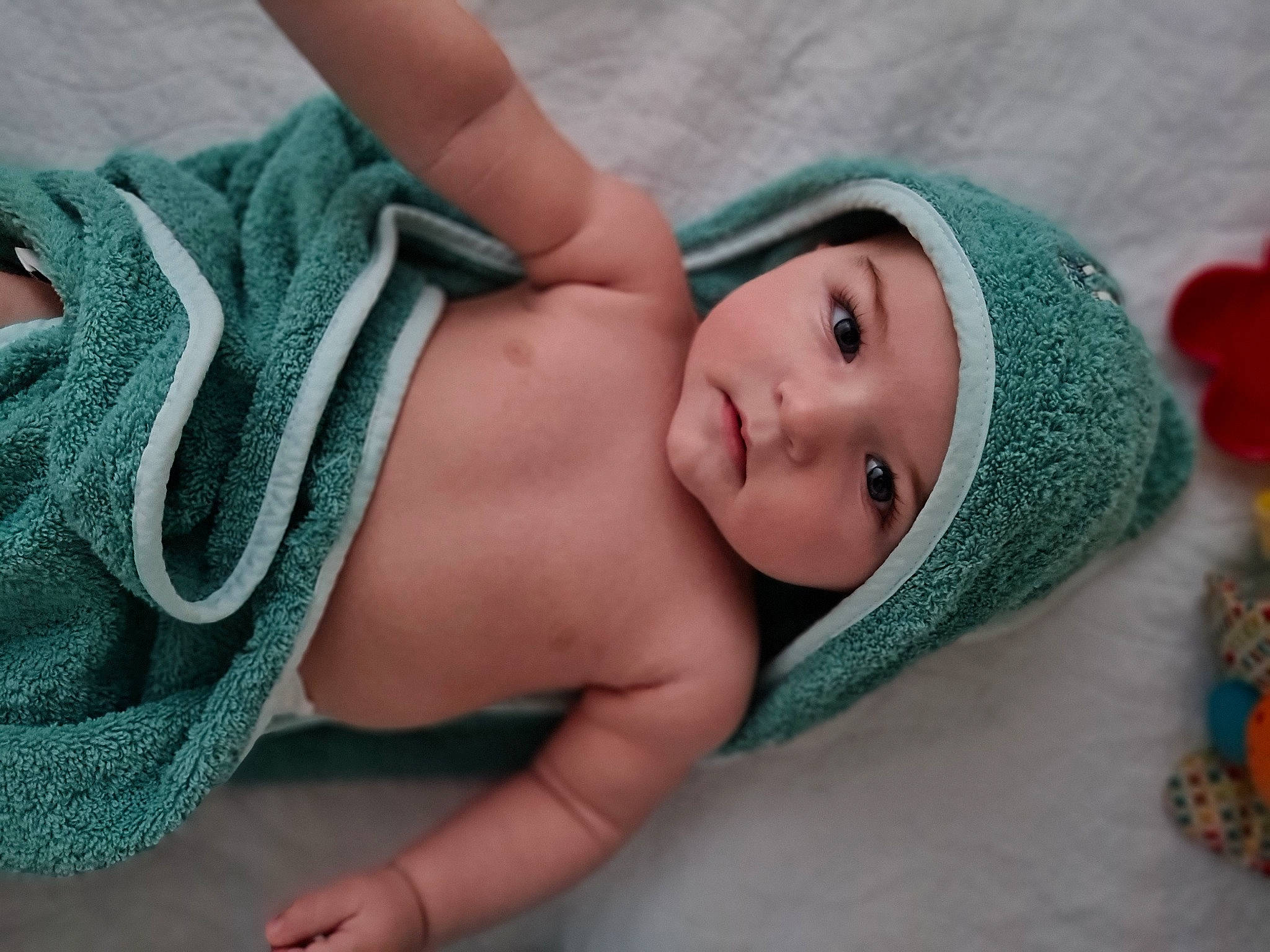 Luis participe au concours pour gagner de l'argent avec cette photo : abdomen, baby, cap, child, close_up, comfort, eye, eyelash, face, finger, happy, headwear, human_body, human_leg, linens, lip, mouth, neck, person, skin