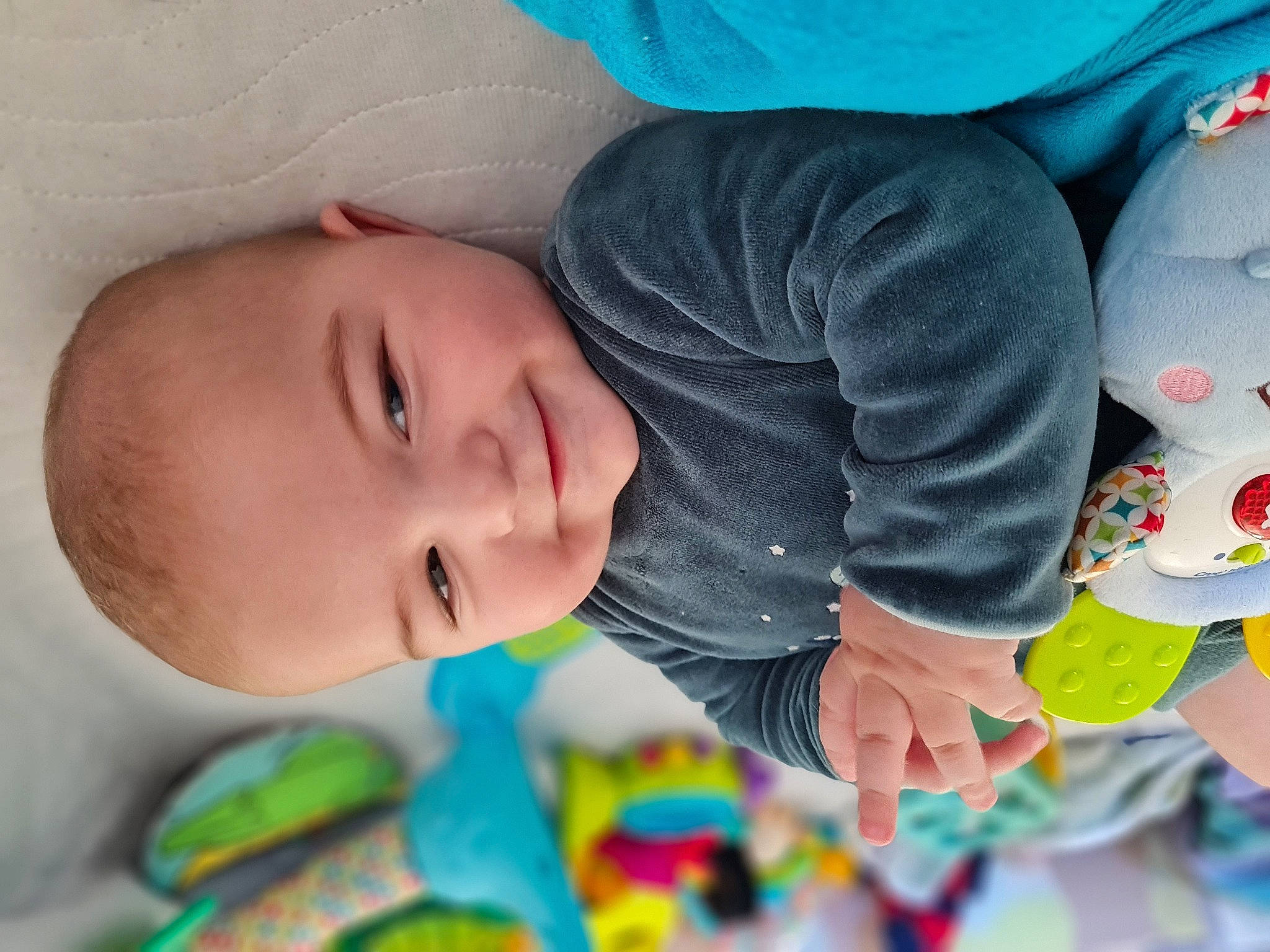 Luis participe au concours pour gagner de l'argent avec cette photo : baby, baby_products, baby_toddler_clothing, blue, cheek, child, eye, finger, fun, hand, happy, human, joy, lip, mouth, nose, person, play, skin, smile