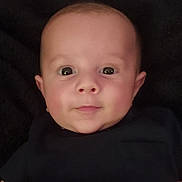Malone a rejoint le concours — aidez-le/la à gagner de superbes lots ! baby, face, infant, closeup, portrait, child, young, looking, expression, cute, skin, head, eyes, person, black_clothing, dark_background, newborn, human, adorable, innocent