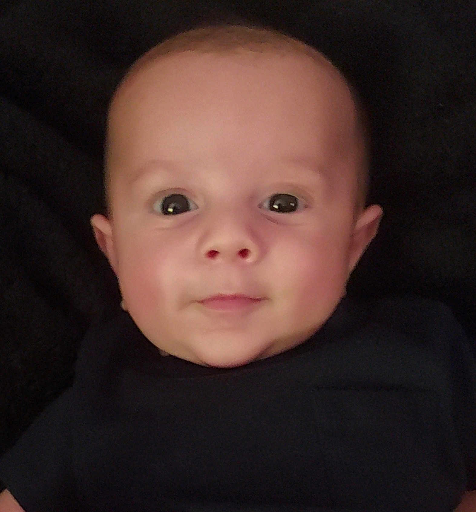 Malone a rejoint le concours — aidez-le/la à gagner de superbes lots ! baby, face, infant, closeup, portrait, child, young, looking, expression, cute, skin, head, eyes, person, black_clothing, dark_background, newborn, human, adorable, innocent