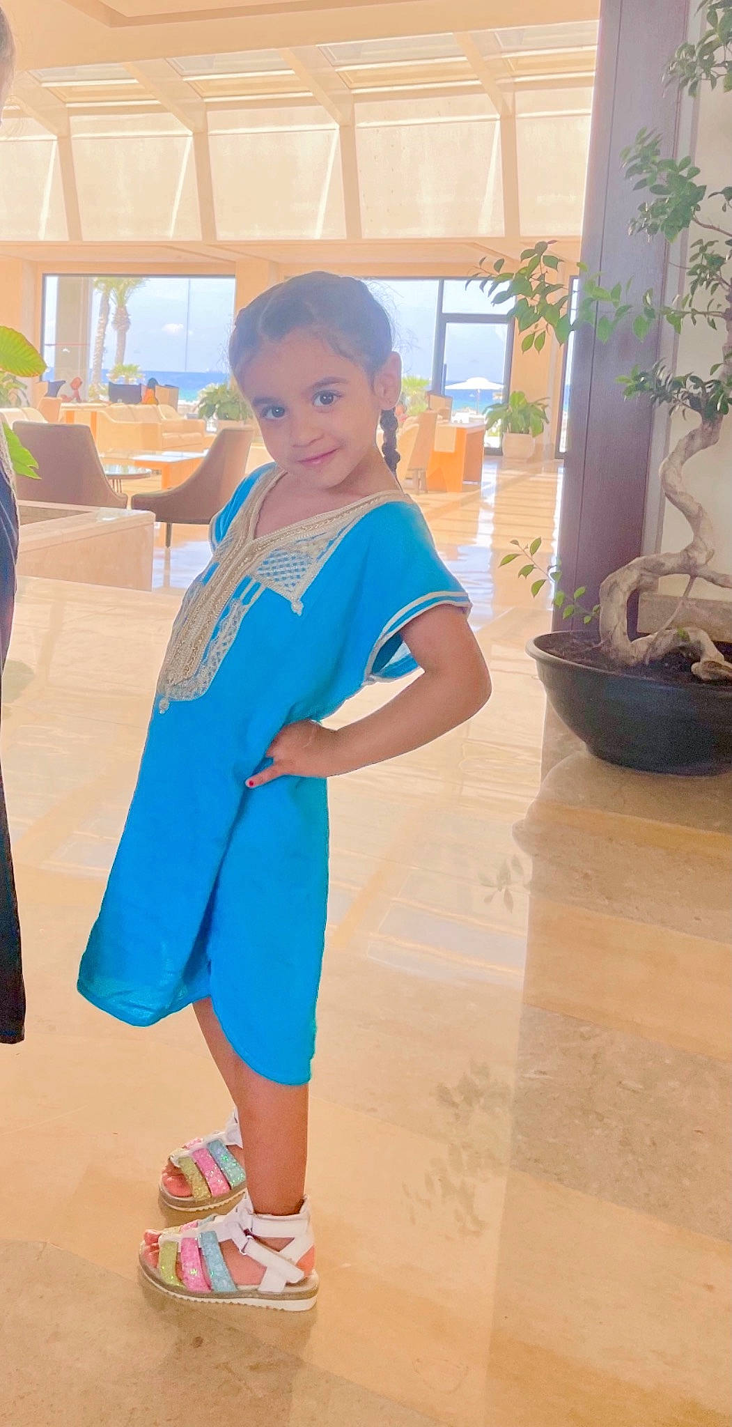 Mellina a rejoint le concours — aidez-le/la à gagner de superbes lots ! electric_blue, event, fashion_design, floor, flooring, fun, happy, human_leg, joy, knee, leisure, person, plant, shoe, skin, sleeve, sportswear, street_fashion, thigh, toddler