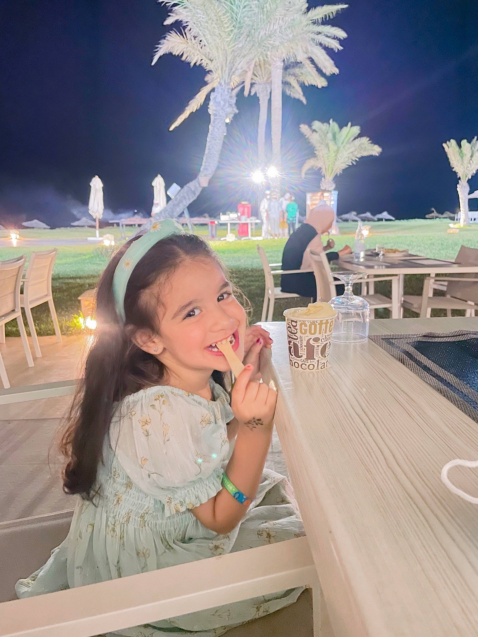 Mellina participe au concours pour gagner de l'argent avec cette photo : beauty, blue, chair, design, event, flash_photography, fun, grass, happy, joy, leisure, light, people, person, photograph, recreation, sky, summer, toddler, tourism