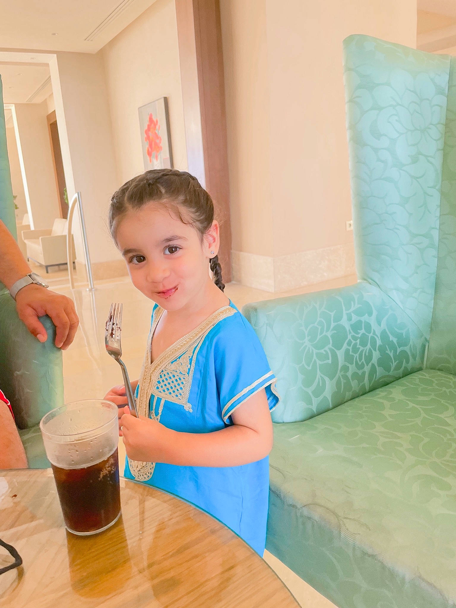 Mellina participe au concours pour gagner de l'argent avec cette photo : alcoholic_beverage, arm, barware, beer, comfort, couch, drink, drinkware, electric_blue, floor, flooring, fun, happy, hardwood, joy, leisure, person, t_shirt, table, tableware