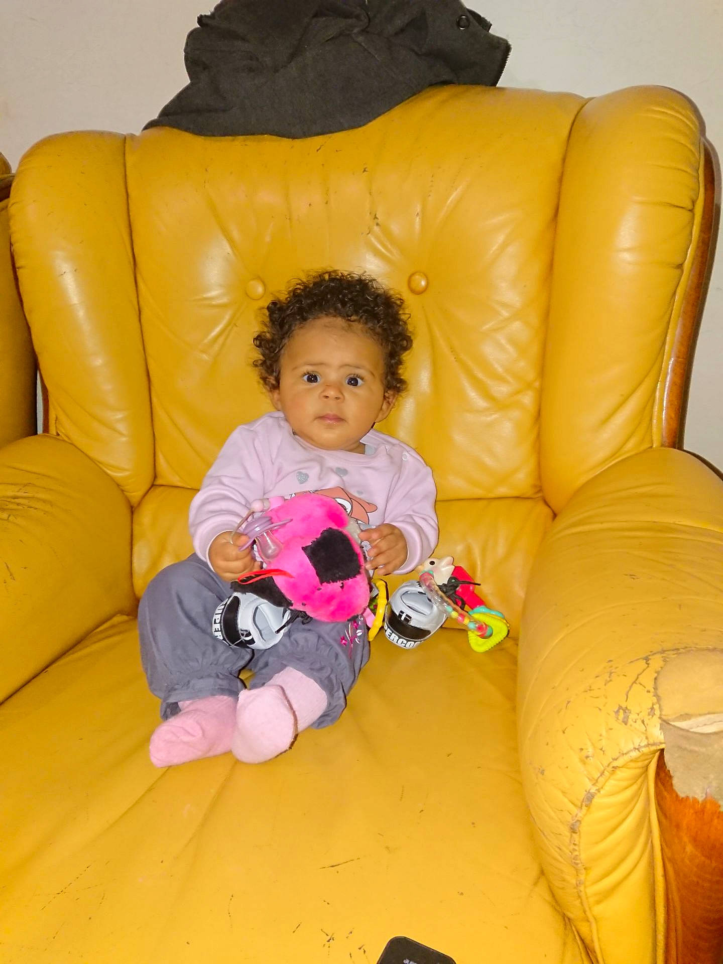 Lana a rejoint le concours — aidez-le/la à gagner de superbes lots ! baby, baby_toddler_clothing, bean_bag, bean_bag_chair, child, comfort, couch, flooring, fun, inflatable, lap, leisure, mammal, orange, organ, person, play, recreation, room, sitting