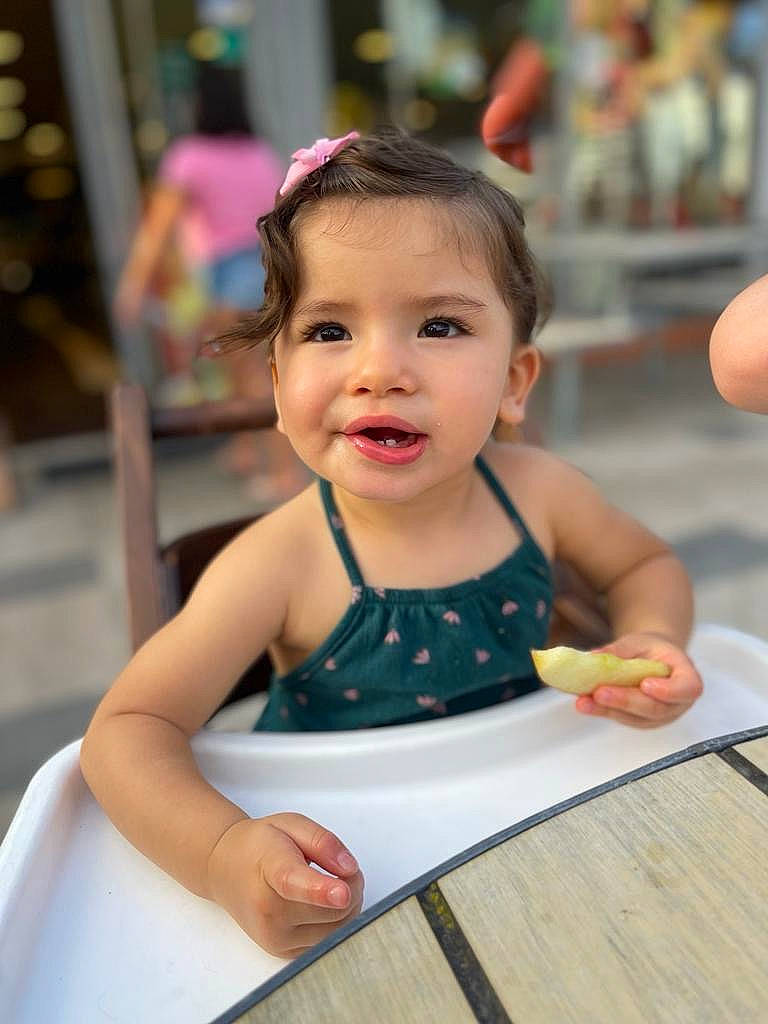 Eda-liya a rejoint le concours — aidez-le/la à gagner de superbes lots ! baby, baby_toddler_clothing, chair, child, dress, event, fun, happy, leisure, person, recreation, sitting, skin, smile, snapshot, t_shirt, table, toddler, vacation, vest