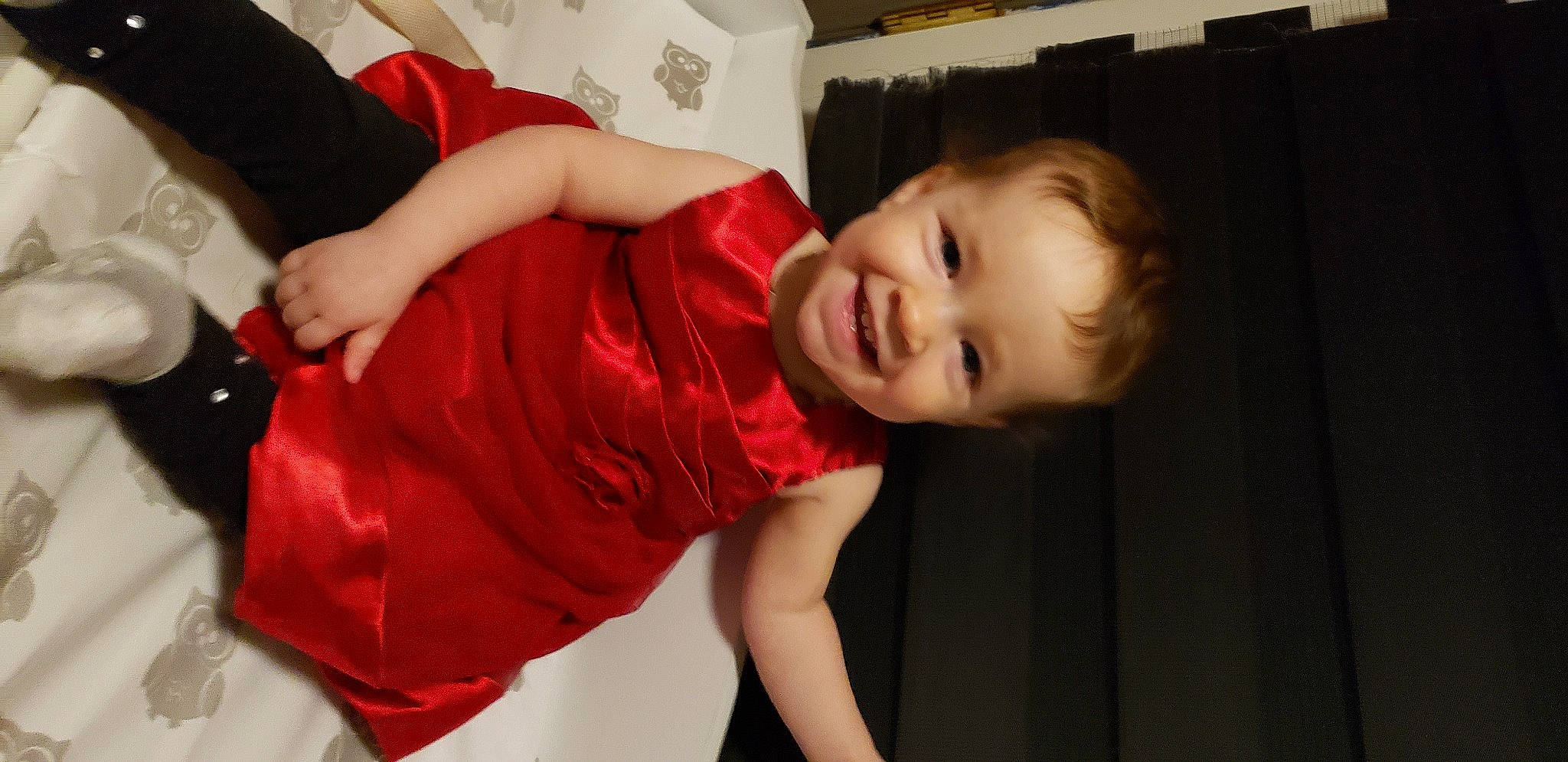 érika participe au concours pour gagner de l'argent avec cette photo : baby, baby_toddler_clothing, child, child_model, curtain, elbow, facial_expression, joint, joy, laugh, one_piece_garment, person, red, shoulder, toddler, tooth