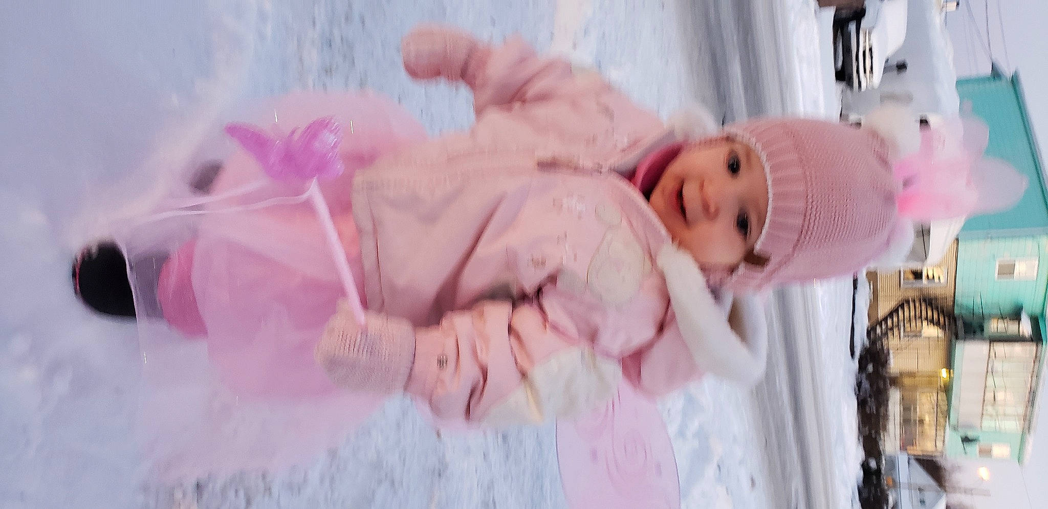 érika a rejoint le concours — aidez-le/la à gagner de superbes lots ! baby, baby_products, baby_toddler_clothing, child, comfort, event, fashion_accessory, hand, happy, hat, headwear, linens, magenta, peach, person, petal, pink, product, skin, sleeve