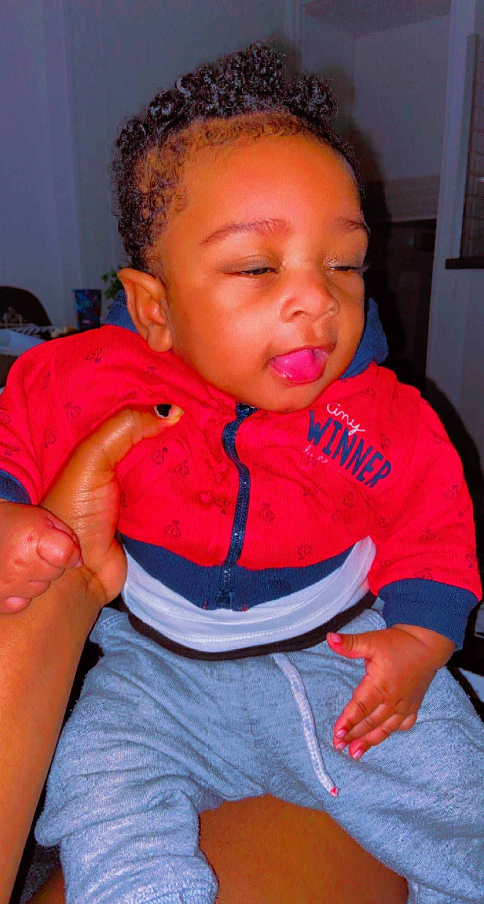 Eliott participe au concours pour gagner de l'argent avec cette photo : baby_toddler_clothing, cheek, chin, comfort, cool, ear, eyelash, finger, forehead, hairstyle, happy, iris, joint, lip, mouth, neck, nose, person, picture_frame, skin