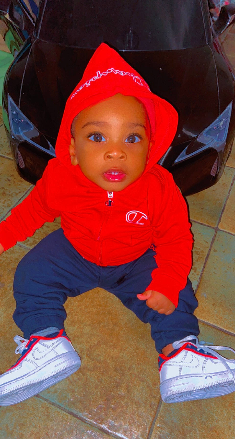 Eliott participe au concours pour gagner de l'argent avec cette photo : baby, baby_toddler_clothing, cap, carmine, cheek, child, electric_blue, fashion_accessory, fictional_character, flooring, fun, hat, headgear, magenta, nose, orange, person, pink, red, sleeve