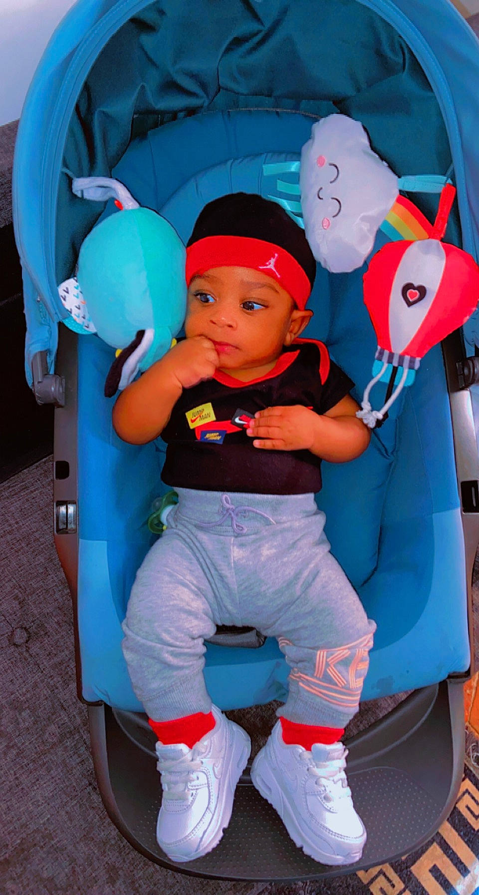 Eliott participe au concours pour gagner de l'argent avec cette photo : automotive_design, azure, baby, baby_toddler_clothing, baseball_cap, blue, cap, cool, electric_blue, fun, hat, headwear, orange, person, pink, product, red, tire, toddler, vehicle_door