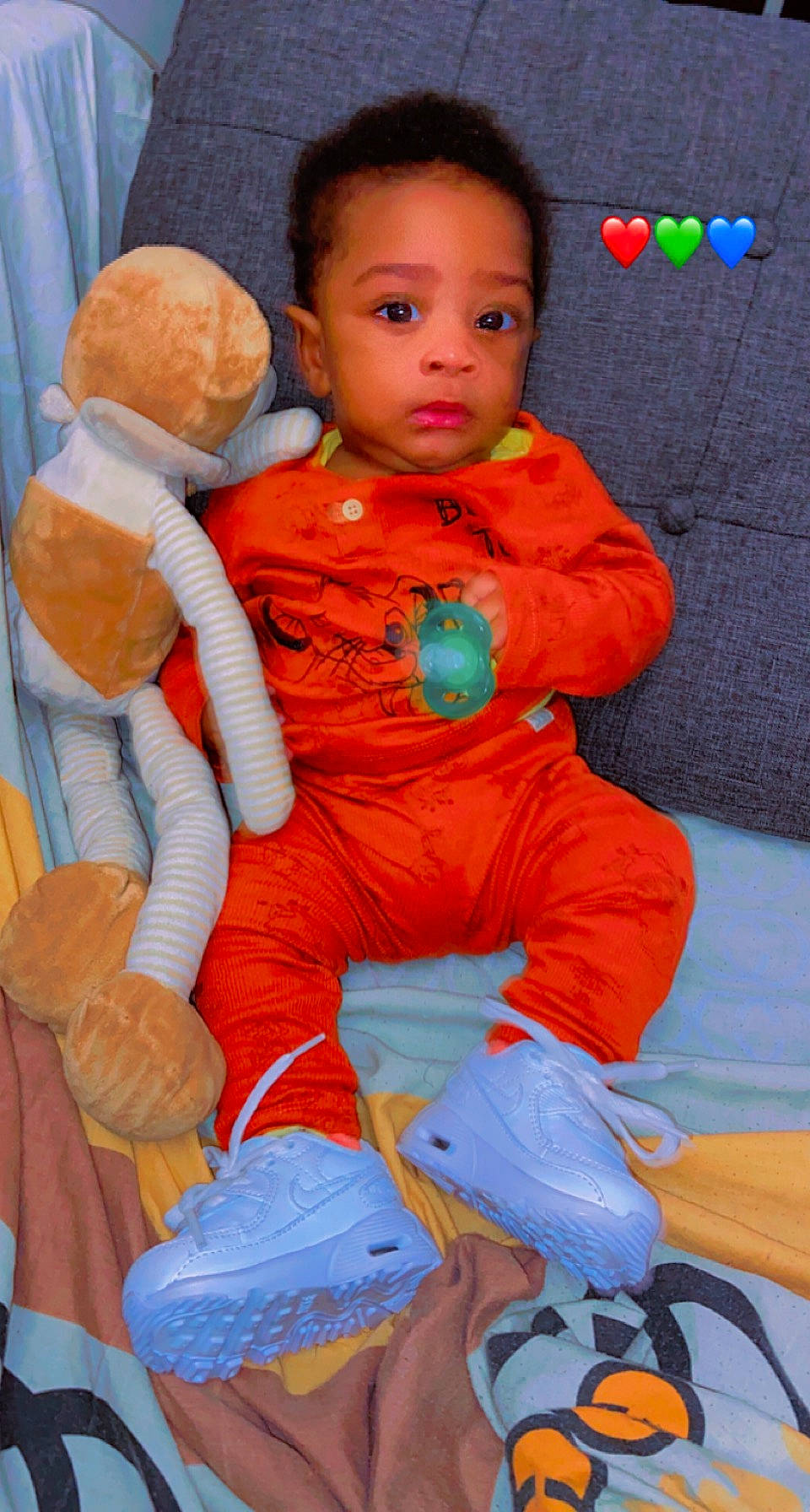 Eliott a rejoint le concours — aidez-le/la à gagner de superbes lots ! baby, baby_toddler_clothing, blue, cheek, child, eye, face, fun, happy, head, orange, outerwear, person, pink, red, sitting, skin, sleeve, textile, toddler