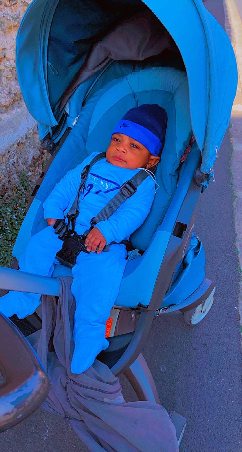 Eliott a rejoint le concours — aidez-le/la à gagner de superbes lots ! adventure, azure, baby_carriage, baby_products, camping, carmine, child, comfort, electric_blue, event, fashion_accessory, fun, headwear, hiking_equipment, leisure, person, recreation, sitting, tints_and_shades, toddler