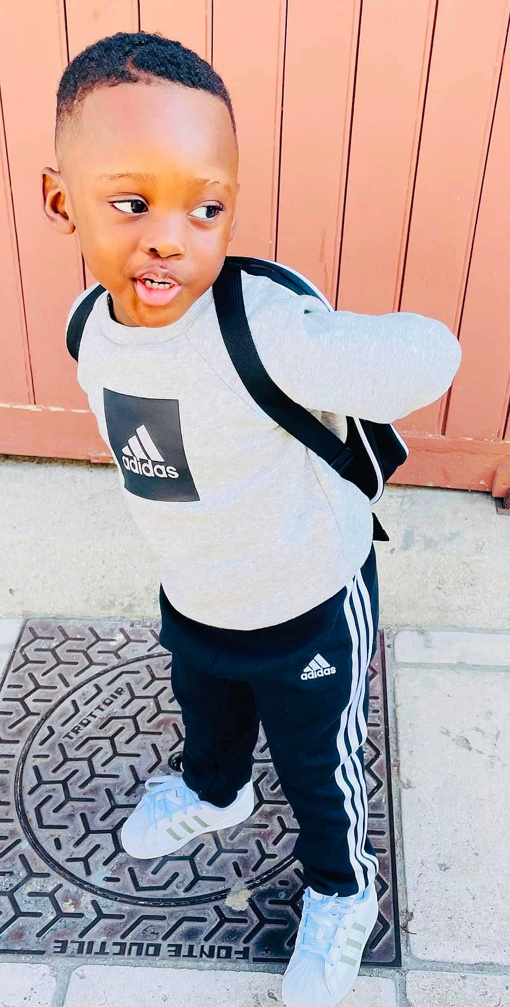 Darel participe au concours pour gagner de l'argent avec cette photo : arm, baby_toddler_clothing, child, costume, denim, electric_blue, flash_photography, flooring, hairstyle, happy, pattern, people, person, personal_protective_equipment, photograph, sleeve, smile, sportswear, t_shirt, toddler