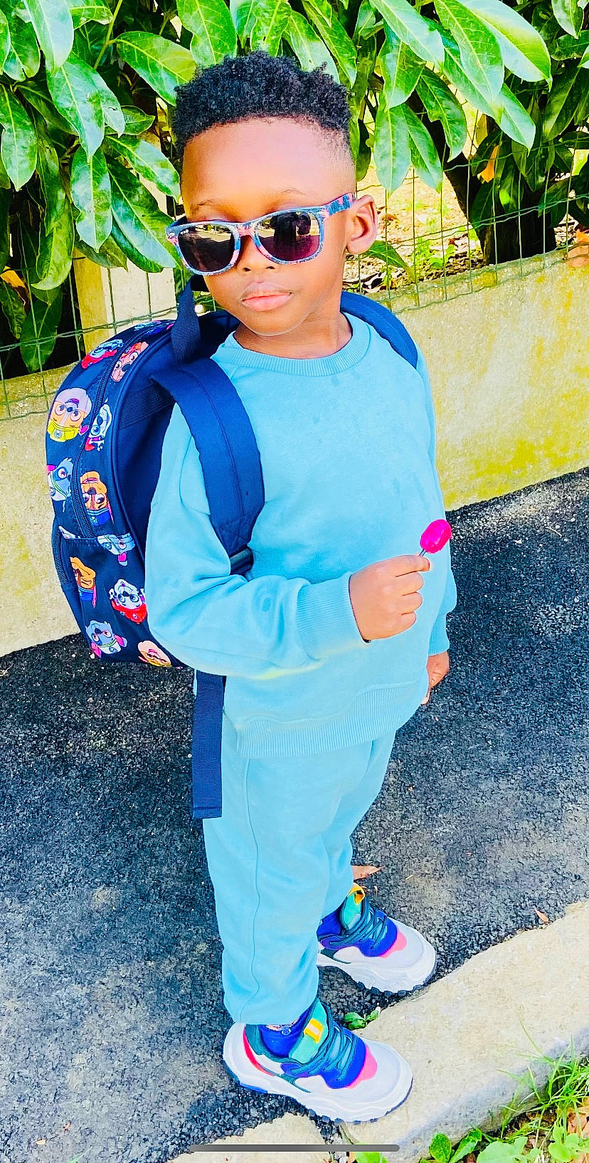 Darel participe au concours pour gagner de l'argent avec cette photo : aqua, azure, blue, clothing, cool, electric_blue, eyewear, glasses, goggles, leisure, magenta, outerwear, person, photograph, plant, shoe, sleeve, sunglasses, toddler, vision_care