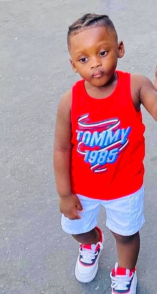 Darel participe au concours pour gagner de l'argent avec cette photo : baby_toddler_clothing, chest, cool, eye, facial_expression, happy, jersey, joint, leg, neck, person, shorts, skin, sleeve, sleeveless_shirt, sports_uniform, sportswear, t_shirt, thigh, toddler