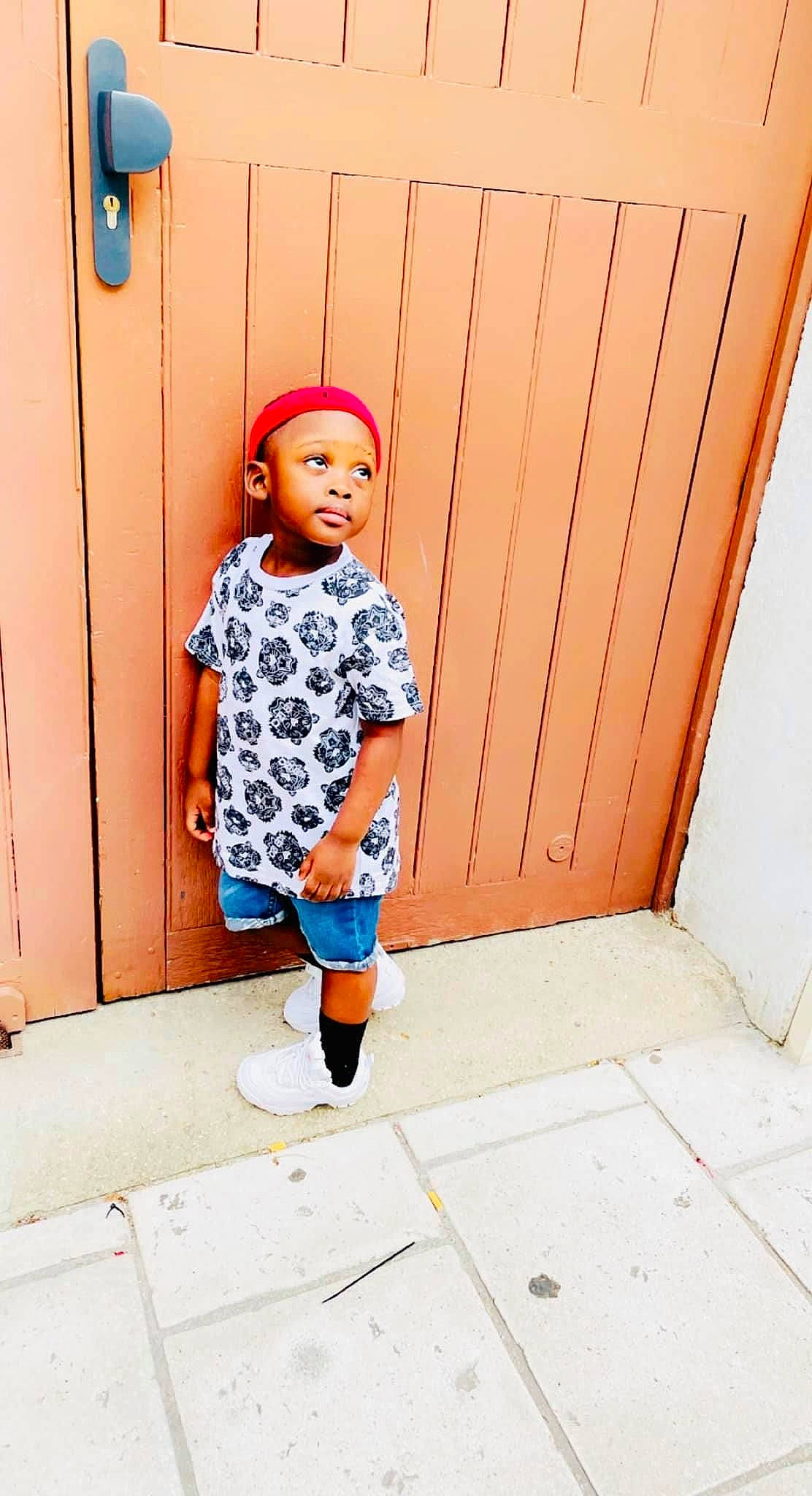 Darel a rejoint le concours — aidez-le/la à gagner de superbes lots ! baby_toddler_clothing, child, electric_blue, face, fashion_accessory, flooring, human_leg, knee, magenta, pattern, person, purple, sitting, sleeve, standing, t_shirt, thigh, toddler, waist, wall