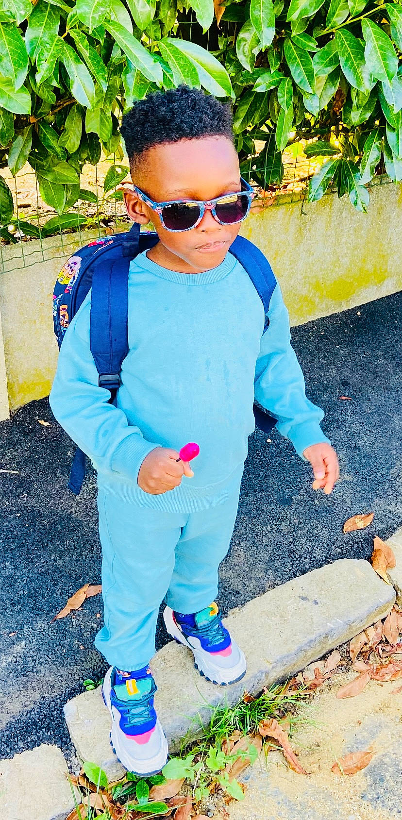 Darel a rejoint le concours — aidez-le/la à gagner de superbes lots ! azure, baby_toddler_clothing, blue, cool, eyewear, face, glasses, goggles, grass, green, happy, leaf, person, photograph, plant, sleeve, sunglasses, t_shirt, toddler, vision_care