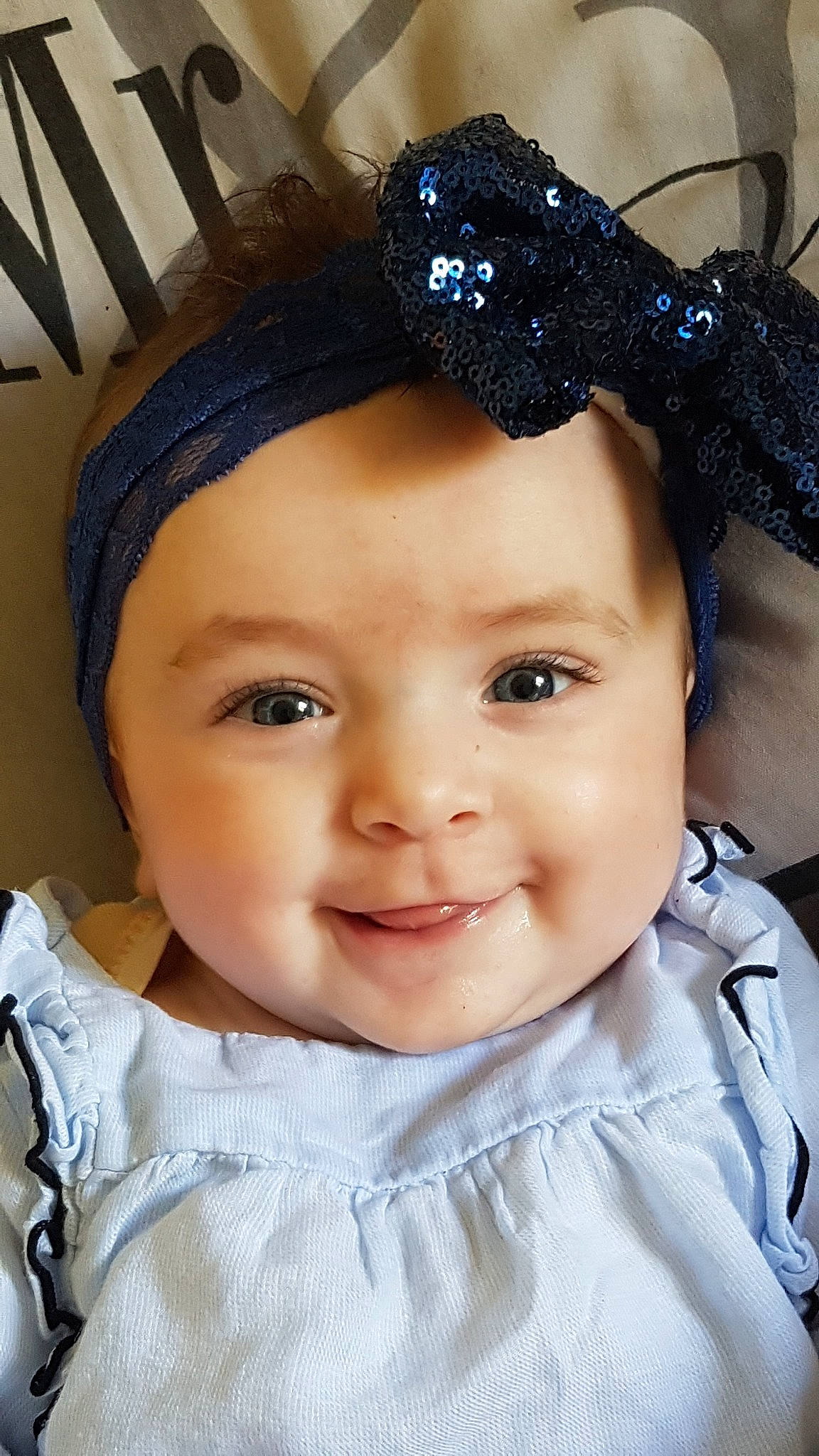 Miya a rejoint le concours — aidez-le/la à gagner de superbes lots ! baby, black_hair, bonnet, cheek, child, clothing, costume_accessory, ear, face, fashion_accessory, forehead, hair_accessory, head, headband, headgear, headpiece, headwear, joy, person, toddler