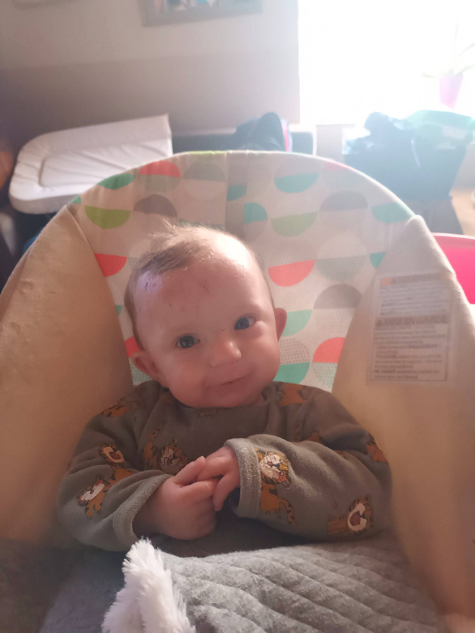 Lorenzo a rejoint le concours — aidez-le/la à gagner de superbes lots ! baby, baby_toddler_clothing, cheek, child, comfort, finger, flooring, fun, fur, lap, linens, living_room, person, room, sitting, skin, smile, textile, toddler, vacation