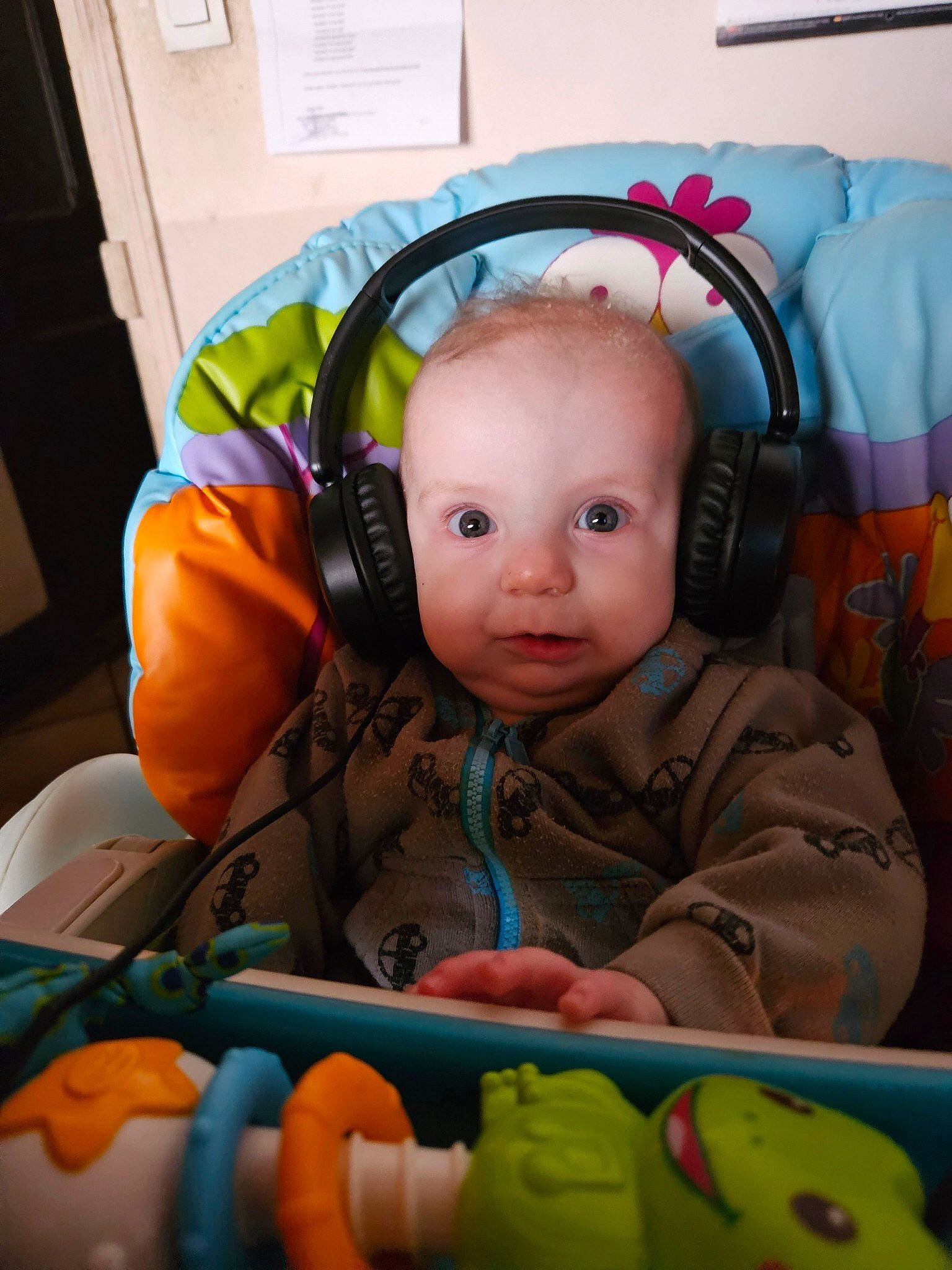 Lorenzo participe au concours pour gagner de l'argent avec cette photo : baby, baby_products, baby_toddler_clothing, baby_toys, cheek, child, comfort, fun, head, hearing, orange, person, personal_protective_equipment, plastic, play, product, room, skin, snapshot, toddler