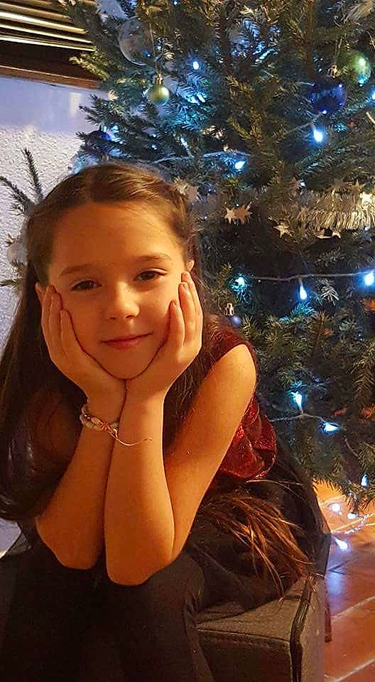 Lùna participe au concours pour gagner de l'argent avec cette photo : beauty, black_hair, brown_hair, fun, girl, hair, hairstyle, happiness, holiday, human_hair_color, long_hair, person, smile, tree