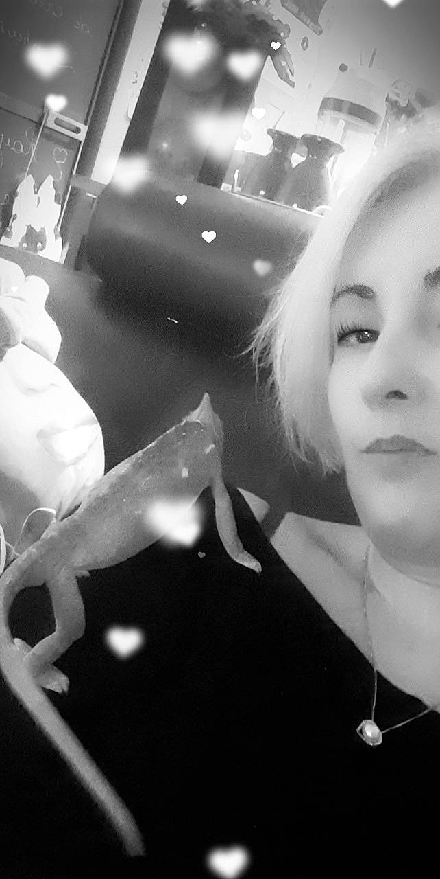 Plume a rejoint le concours — aidez-le/la à gagner de superbes lots ! beauty, black, black_and_white, black_hair, eyelash, face, lip, monochrome, monochrome_photography, mouth, photograph, photography, selfie, smile, snapshot, style, white