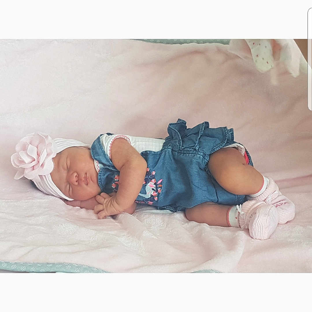 Kinda participe au concours pour gagner de l'argent avec cette photo : calendar, girl, joint, photograph, photography, product