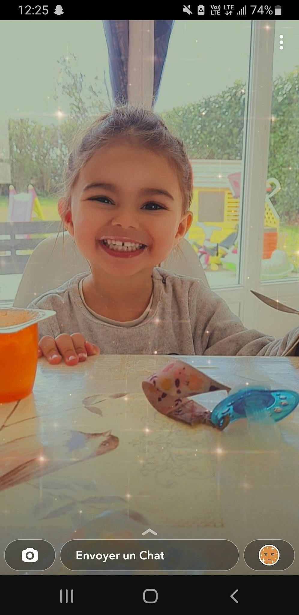 Maysam participe au concours pour gagner de l'argent avec cette photo : chair, child, comfort_food, drinkware, event, fun, glass, happy, joy, leisure, person, plastic, plate, play, recreation, room, smile, sweetness, table, tableware