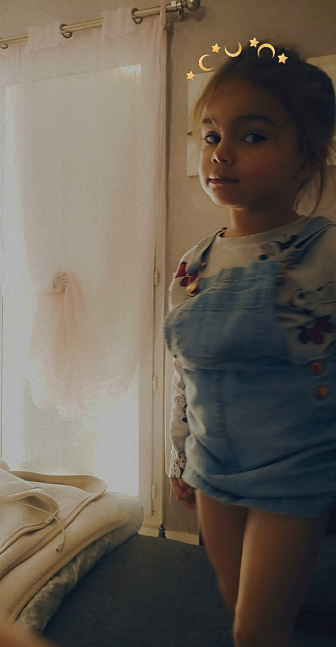 Maysam a rejoint le concours — aidez-le/la à gagner de superbes lots ! black_hair, elbow, hairstyle, human_leg, joint, knee, leg, lip, long_hair, muscle, neck, person, shoulder, skin, sleeve, standing, t_shirt, textile, thigh, trunk