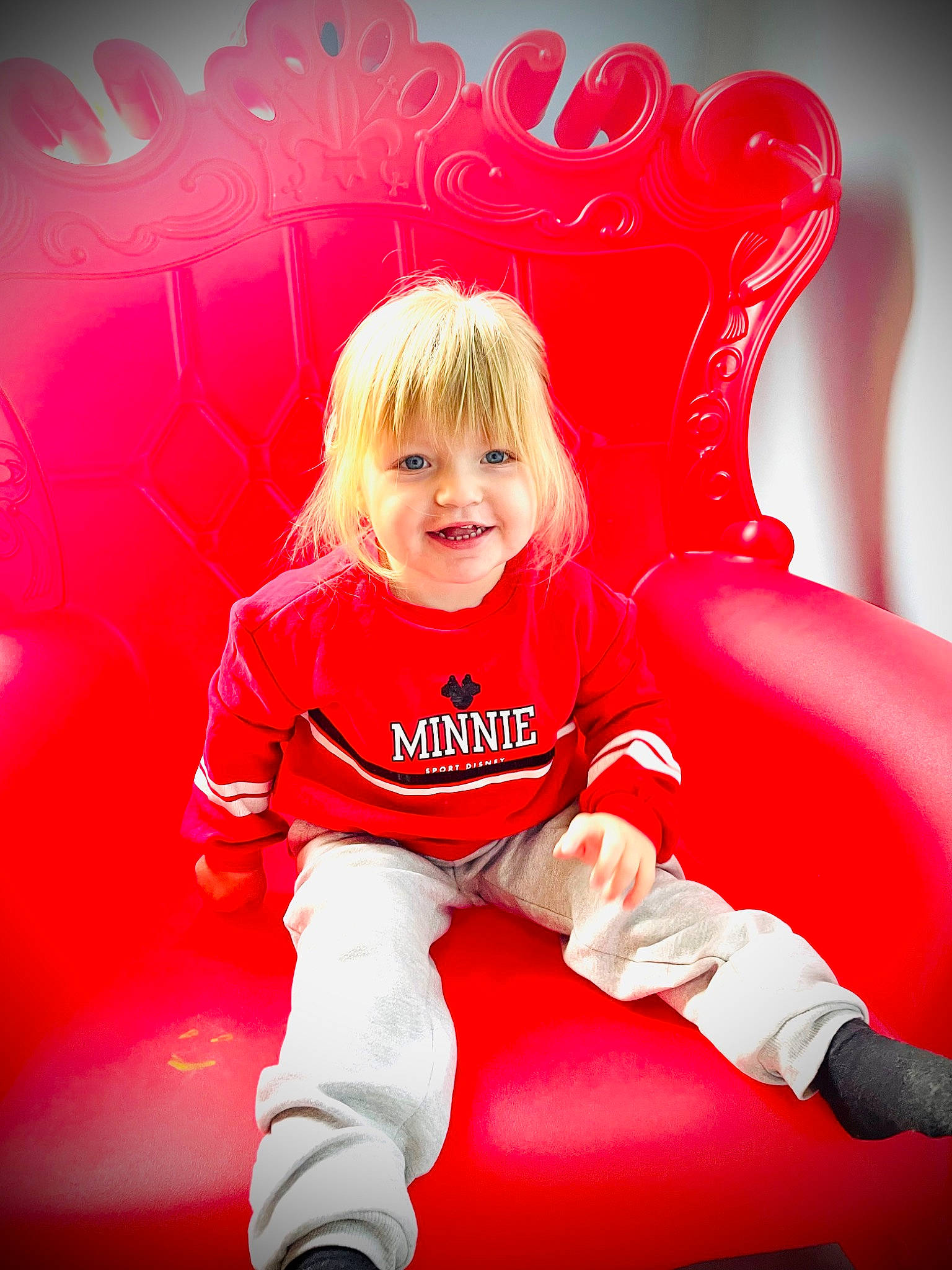Anna a rejoint le concours — aidez-le/la à gagner de superbes lots ! baby_toddler_clothing, carmine, child, child_model, comfort, flash_photography, font, fun, hair, happy, head, human_leg, joy, magenta, person, portrait_photography, red, sitting, sleeve, smile