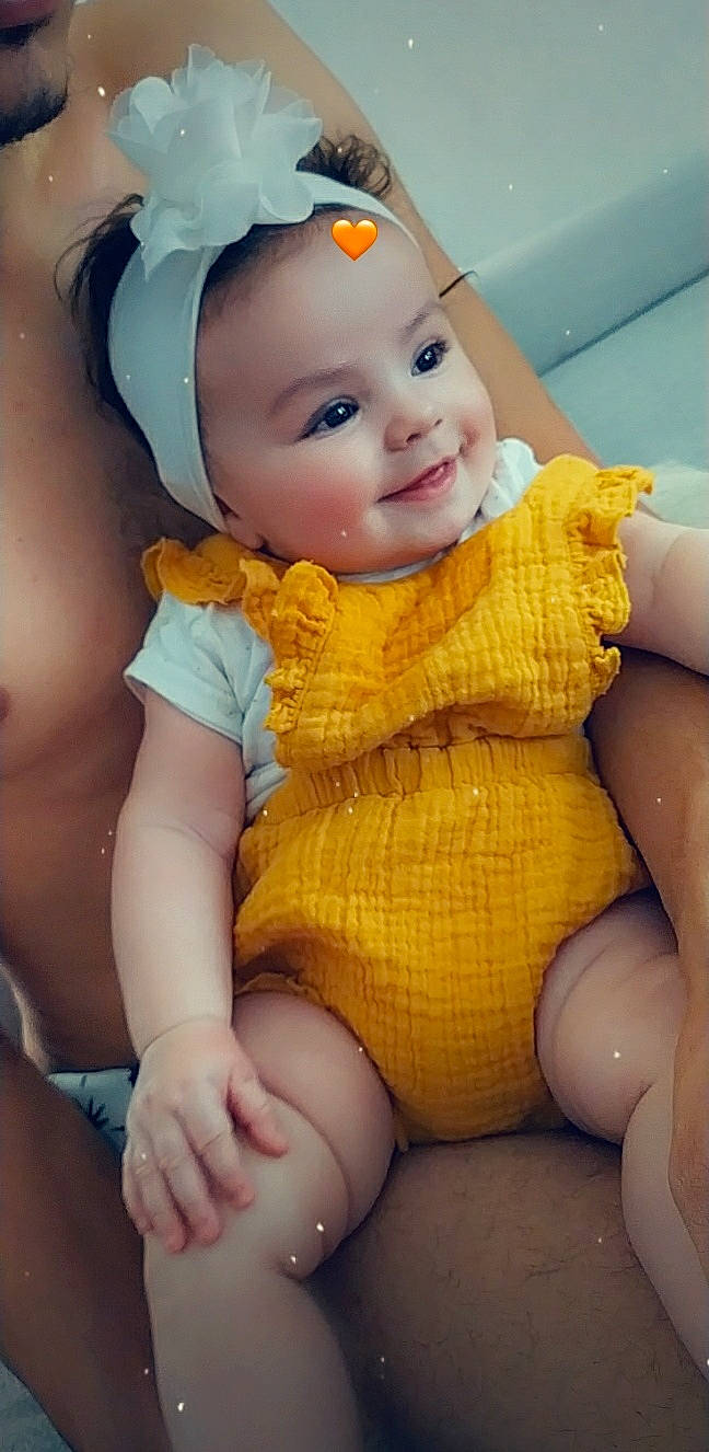 Hanna a rejoint le concours — aidez-le/la à gagner de superbes lots ! baby, cheek, child, headwear, joy, person, skin, smile, toddler, yellow