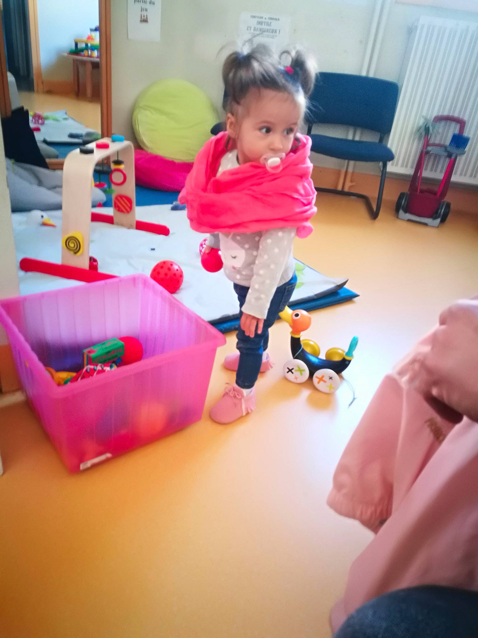 Hidaya participe au concours pour gagner de l'argent avec cette photo : child, day, floor, flooring, fun, infant, joy, kindergarten, person, pink, play, product, room, toddler, toy