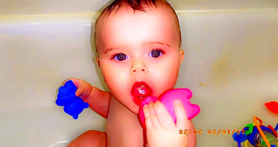 Karma is registered to the contest to win money with this photo: baby, baby_bathing, baby_playing_with_toys, baby_products, bathing, bathtub, cheek, chest, child, finger, fluid, joint, muscle, nail, organ, person, pink, skin, surprise, thumb