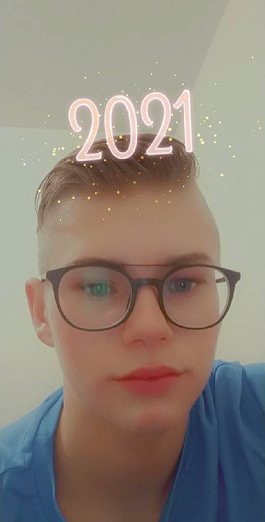 Valentin participe au concours pour gagner de l'argent avec cette photo : cap, cheek, chin, cool, costume_accessory, eye_glass_accessory, eyebrow, eyelash, eyewear, forehead, glasses, goggles, hair_accessory, headpiece, jaw, lip, person, personal_protective_equipment, selfie, t_shirt