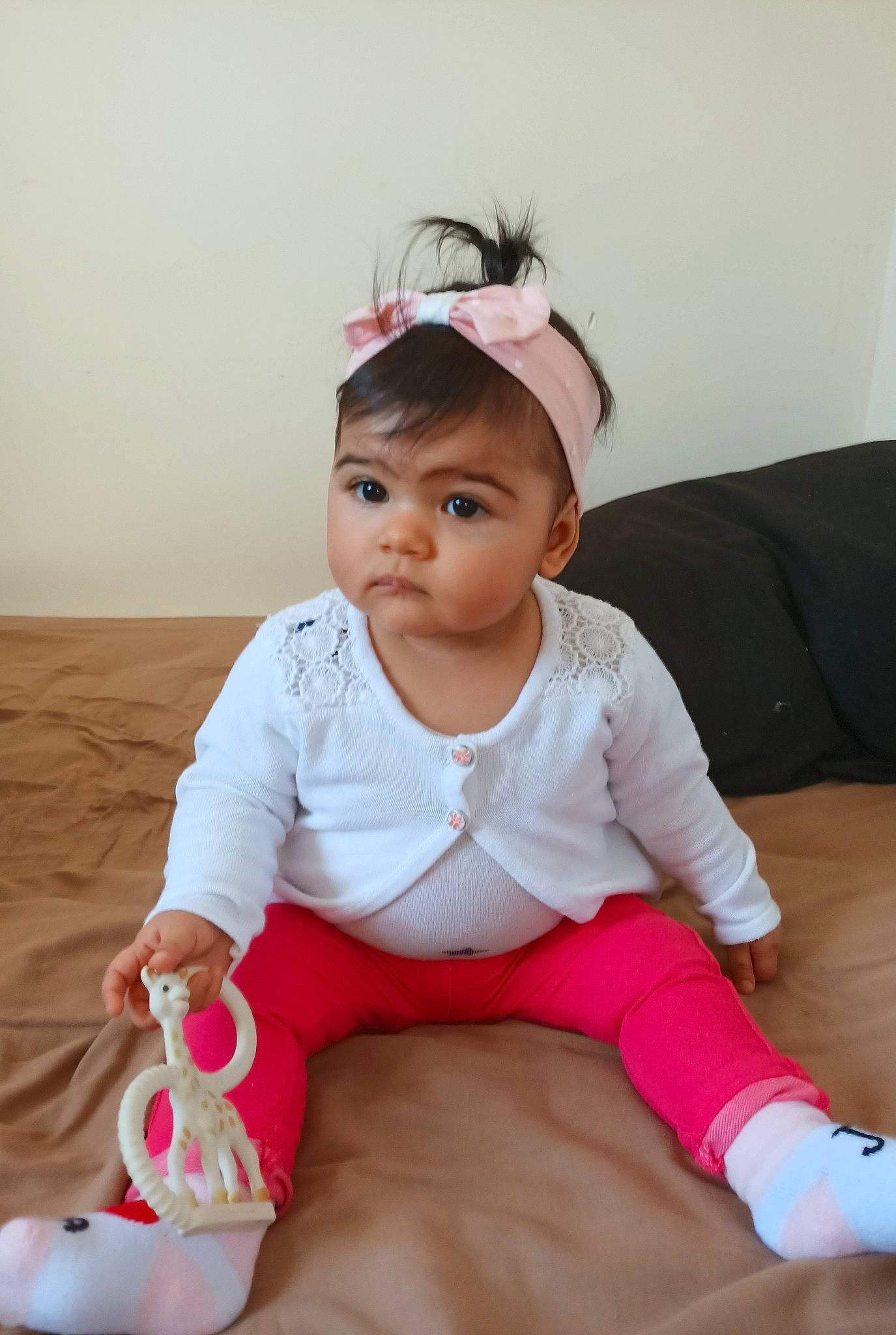Séléna a rejoint le concours — aidez-le/la à gagner de superbes lots ! baby, baby_toddler_clothing, cheek, child, ear, footwear, hair_accessory, headband, headgear, leg, person, pink, shoe, sitting, skin, sleeve, toddler