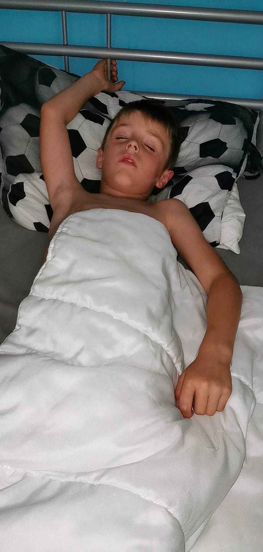 Alessio a rejoint le concours — aidez-le/la à gagner de superbes lots ! arm, bedding, leg, linens, muscle, person, sleep, textile