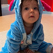 Mahyna a rejoint le concours — aidez-le/la à gagner de superbes lots ! baby, child, blue_onesie, costume, pink_ears, floor, drool, curious, indoor, person, legs, red_wall, soft_clothing, crawling, cute, young_child, portrait, expression, hands, feet