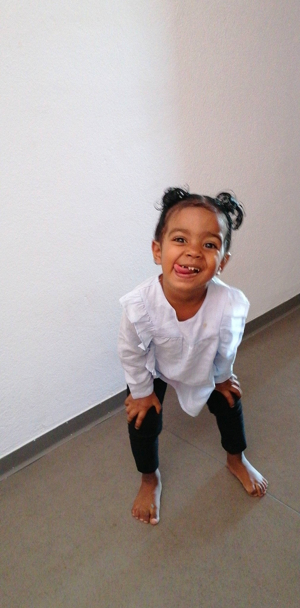 Layanah a rejoint le concours — aidez-le/la à gagner de superbes lots ! arm, child, happy, joy, leg, person, photography, sitting, smile, sportswear, standing, toddler, white