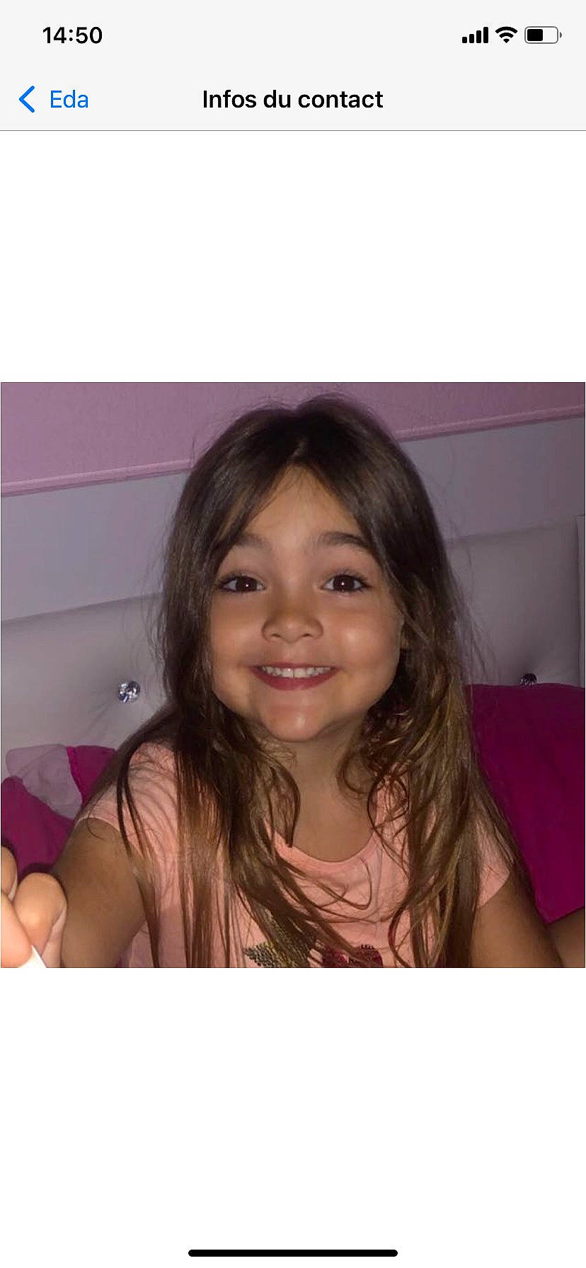 Kléa participe au concours pour gagner de l'argent avec cette photo : black_hair, cheek, eyebrow, eyelash, hair, happy, iris, jaw, joy, layered_hair, lip, long_hair, magenta, material_property, nose, person, pink, purple, selfie, skin