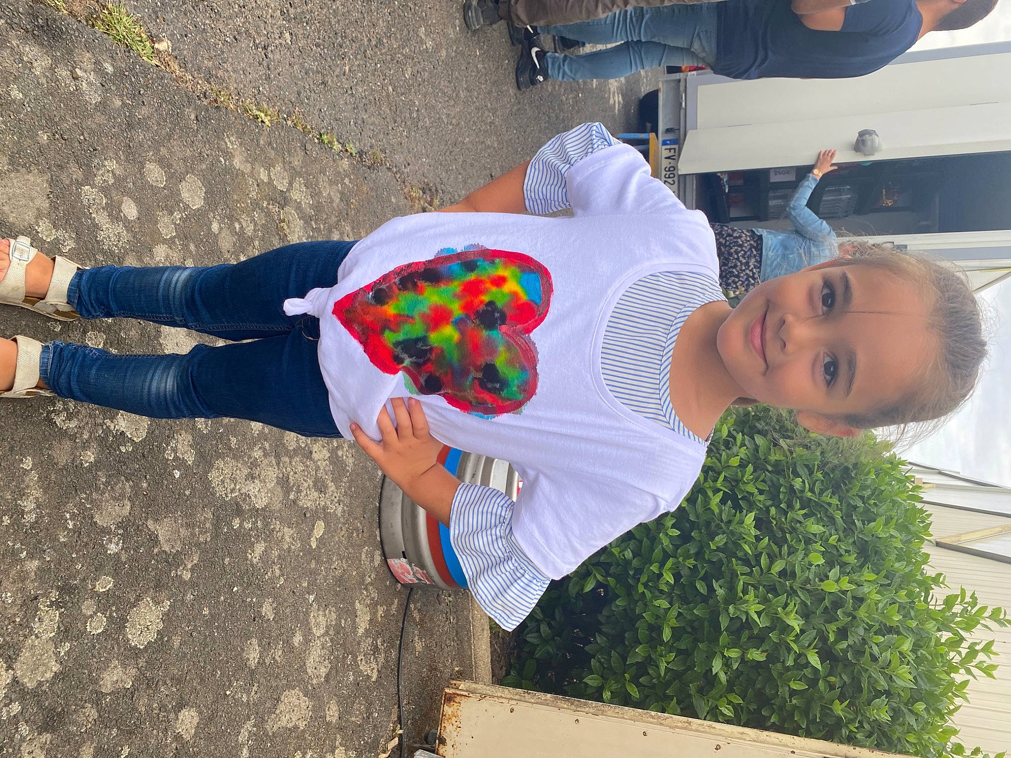 Kléa participe au concours pour gagner de l'argent avec cette photo : child, fun, grass, happy, human_leg, jeans, joint, joy, leisure, pattern, people_in_nature, person, sidewalk, sitting, smile, street_fashion, sunglasses, t_shirt, thigh, vacation