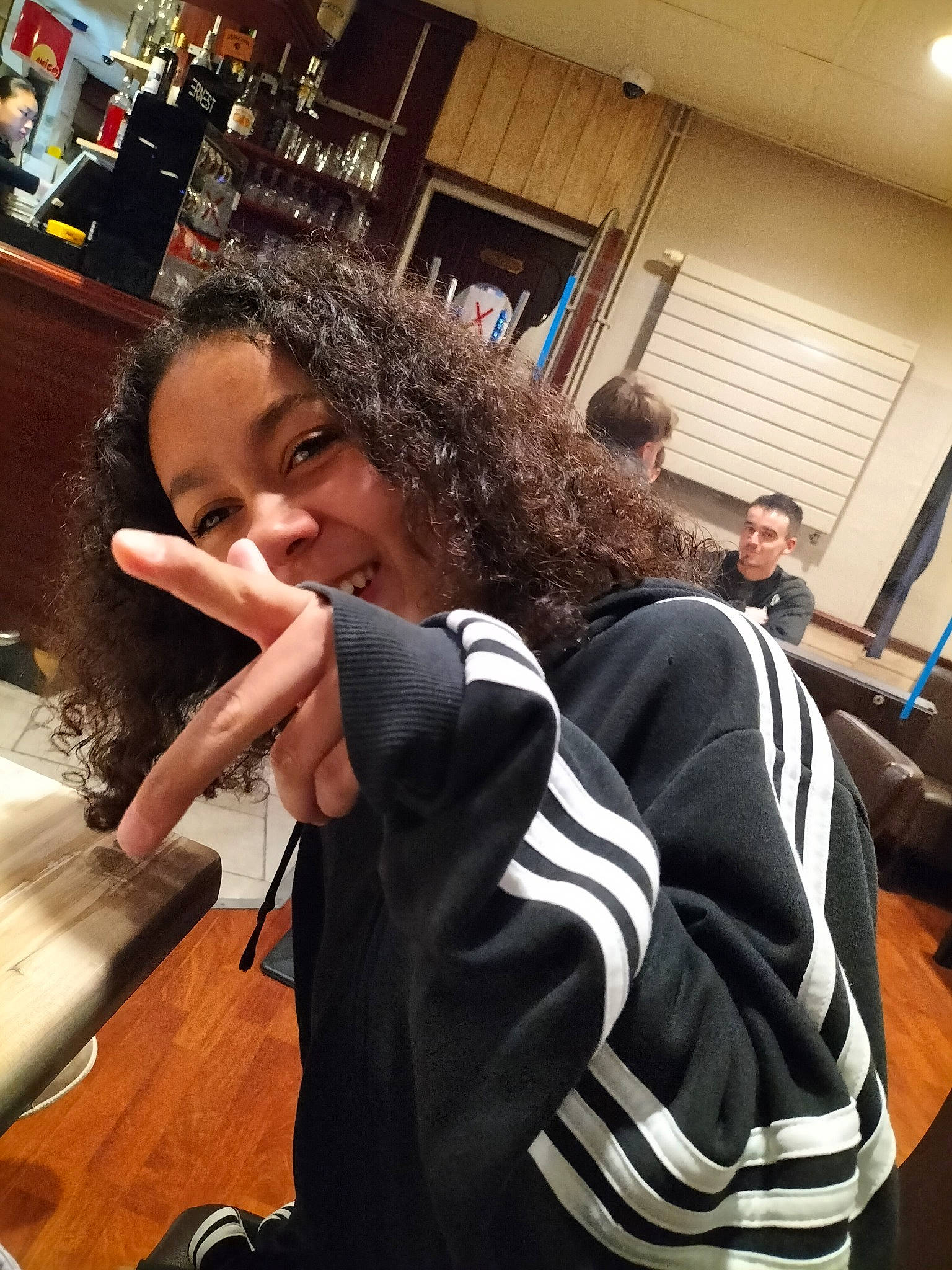 Céleste a rejoint le concours — aidez-le/la à gagner de superbes lots ! audio_equipment, chair, conversation, event, fashion_design, flooring, fun, fur, interaction, job, leisure, luxury_vehicle, microphone, person, room, sitting