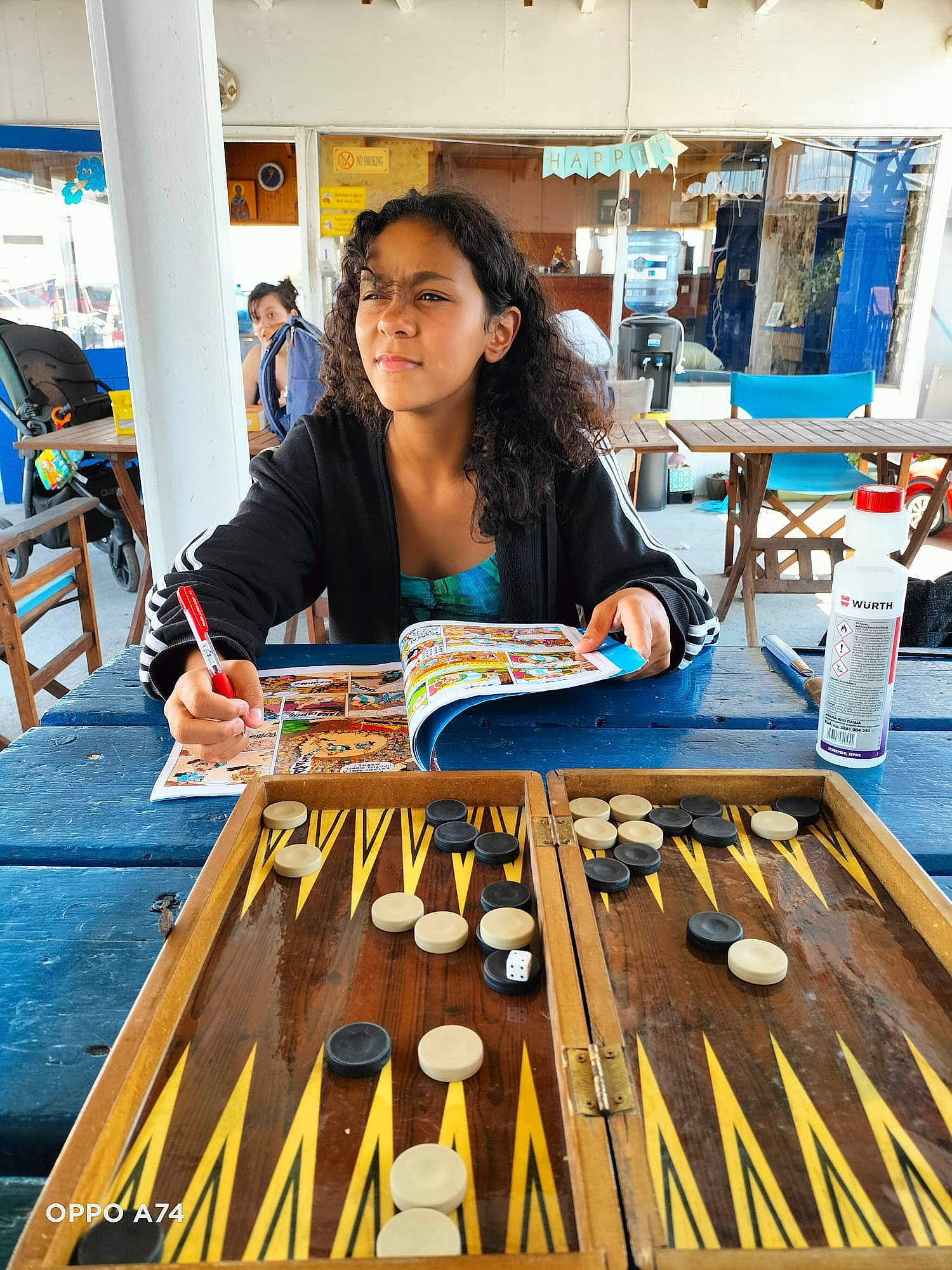 Céleste a rejoint le concours — aidez-le/la à gagner de superbes lots ! art, artist, chair, engineering, event, eyewear, fashion_design, flooring, fun, indoor_games_and_sports, leisure, paint, person, recreation, t_shirt, table, tableware, varnish, visual_arts, wood