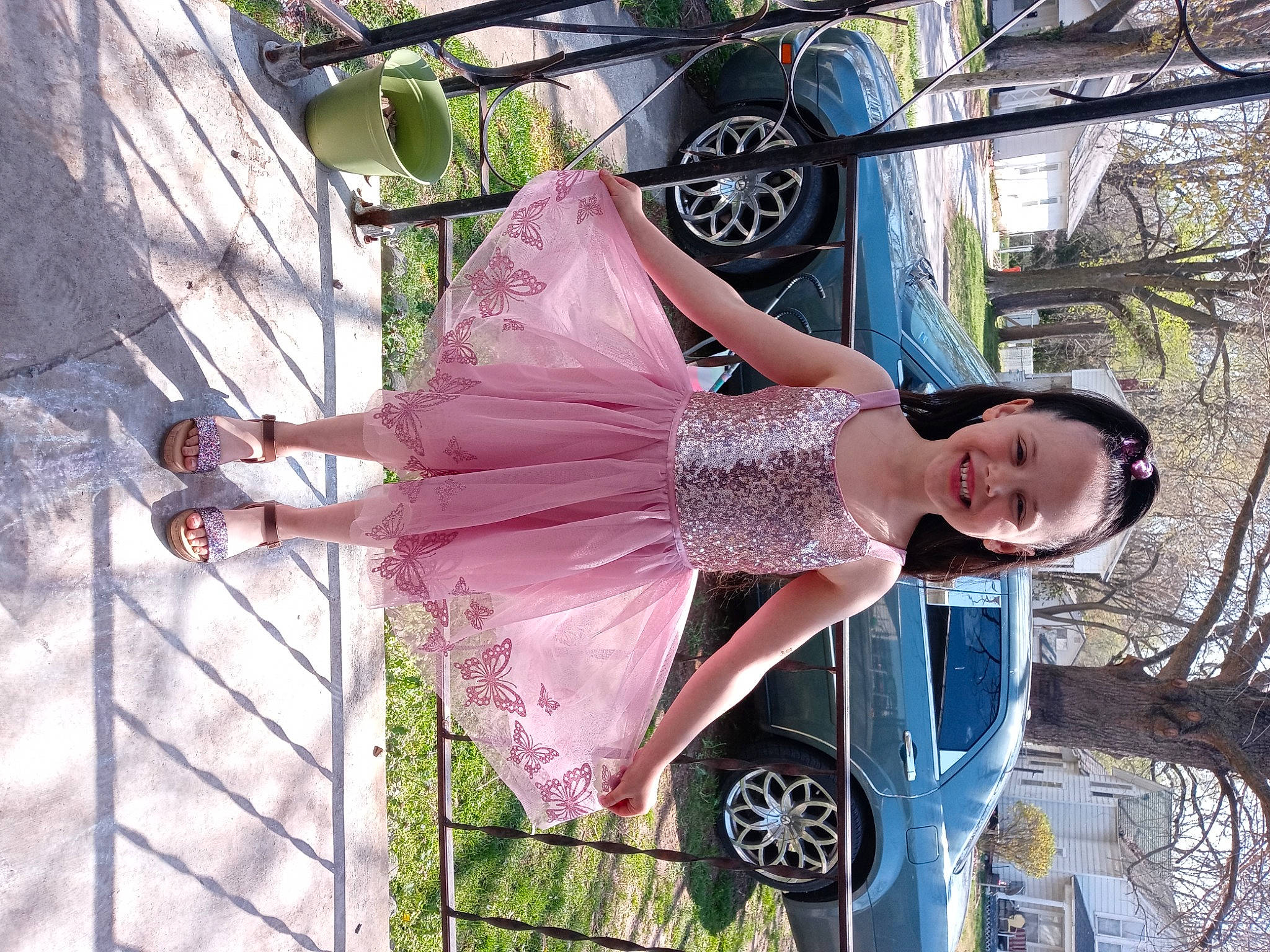 Halo is registered to the contest to win money with this photo: automotive_exterior, automotive_tire, automotive_wheel_system, car, dress, fun, hand, joy, motor_vehicle, person, pink, plant, smile, street_fashion, sunglasses, tire, tree, vehicle, vehicle_door, waist