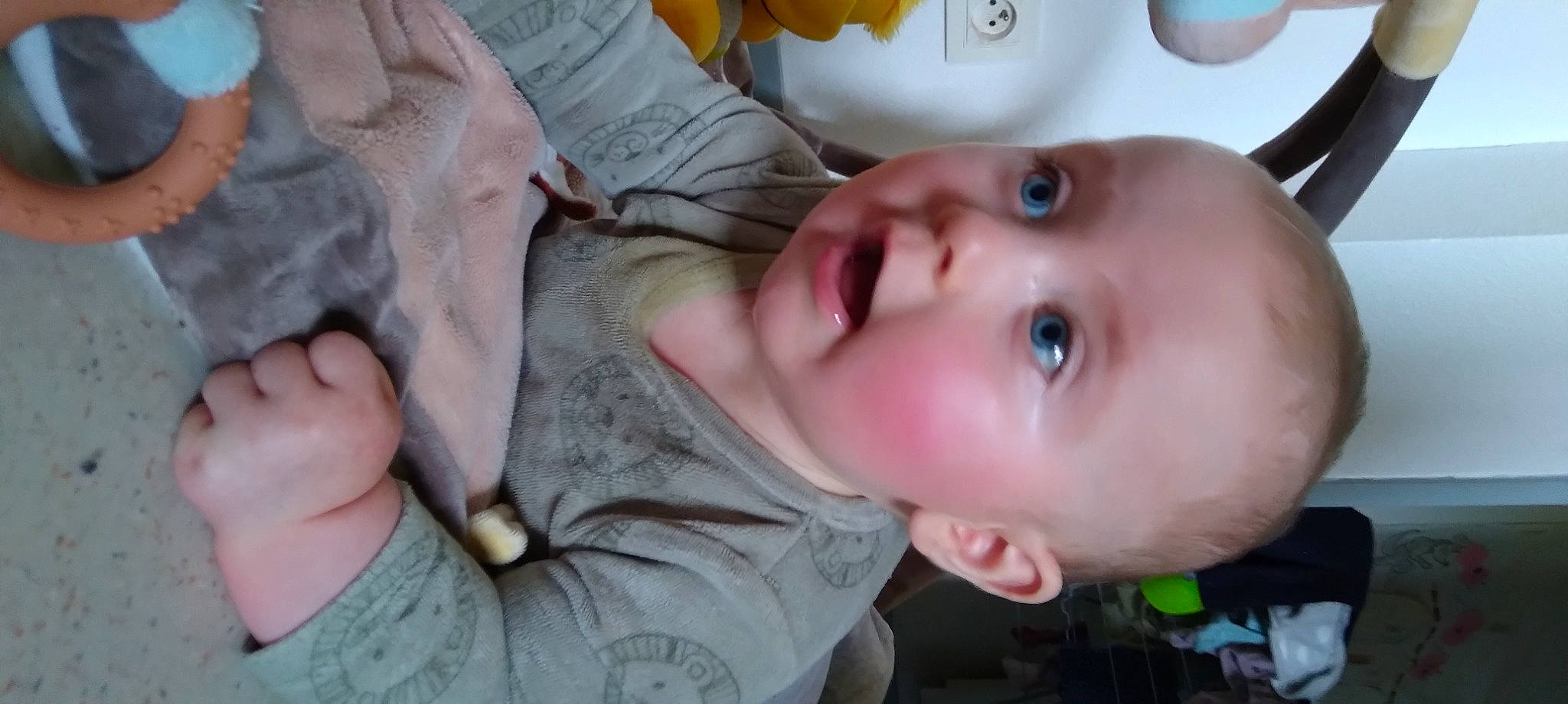 Erwan a rejoint le concours — aidez-le/la à gagner de superbes lots ! baby, baby_toddler_clothing, cheek, child, comfort, eye, eyelash, face, facial_expression, fun, gesture, happy, iris, lip, mouth, nose, organ, person, skin, surprise