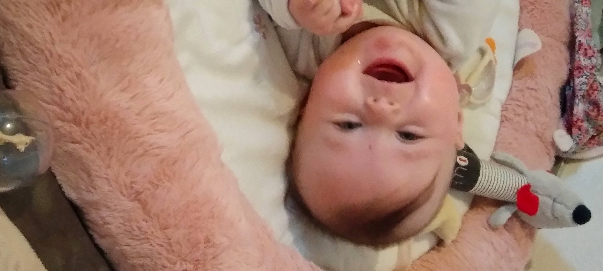 Willow a rejoint le concours — aidez-le/la à gagner de superbes lots ! baby, baby_toddler_clothing, cheek, child, childbirth, close_up, comfort, ear, event, eyelash, finger, gesture, happy, nail, nose, person, skin, smile, thumb, toddler