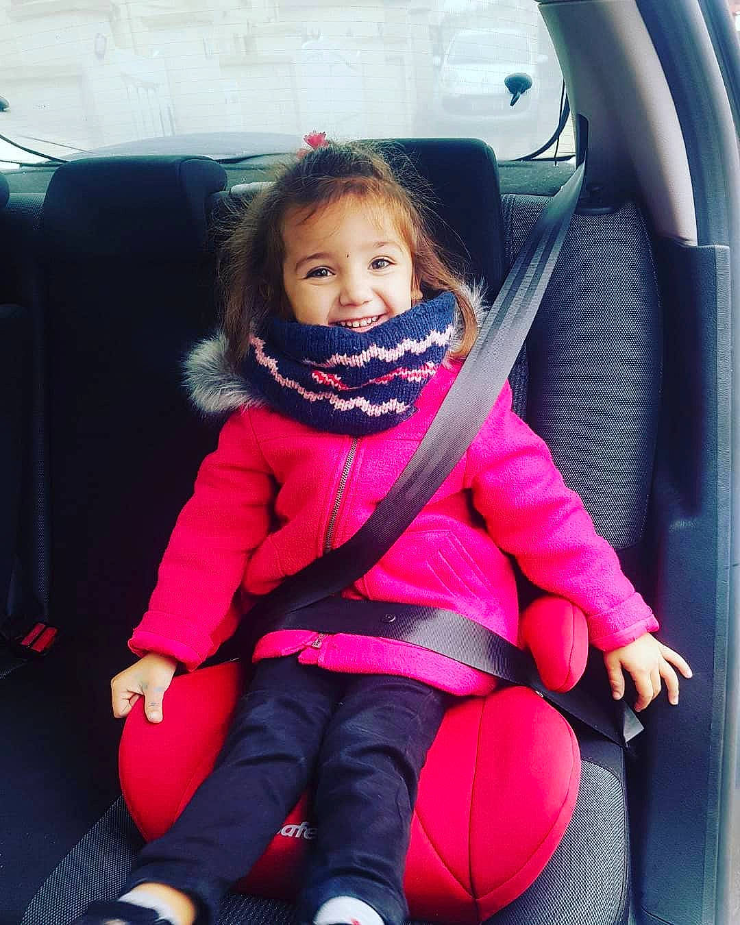 Maëline a rejoint le concours — aidez-le/la à gagner de superbes lots ! car, car_seat, child, cool, fun, girl, joy, person, pink, product, red, sitting, skin, smile, toddler