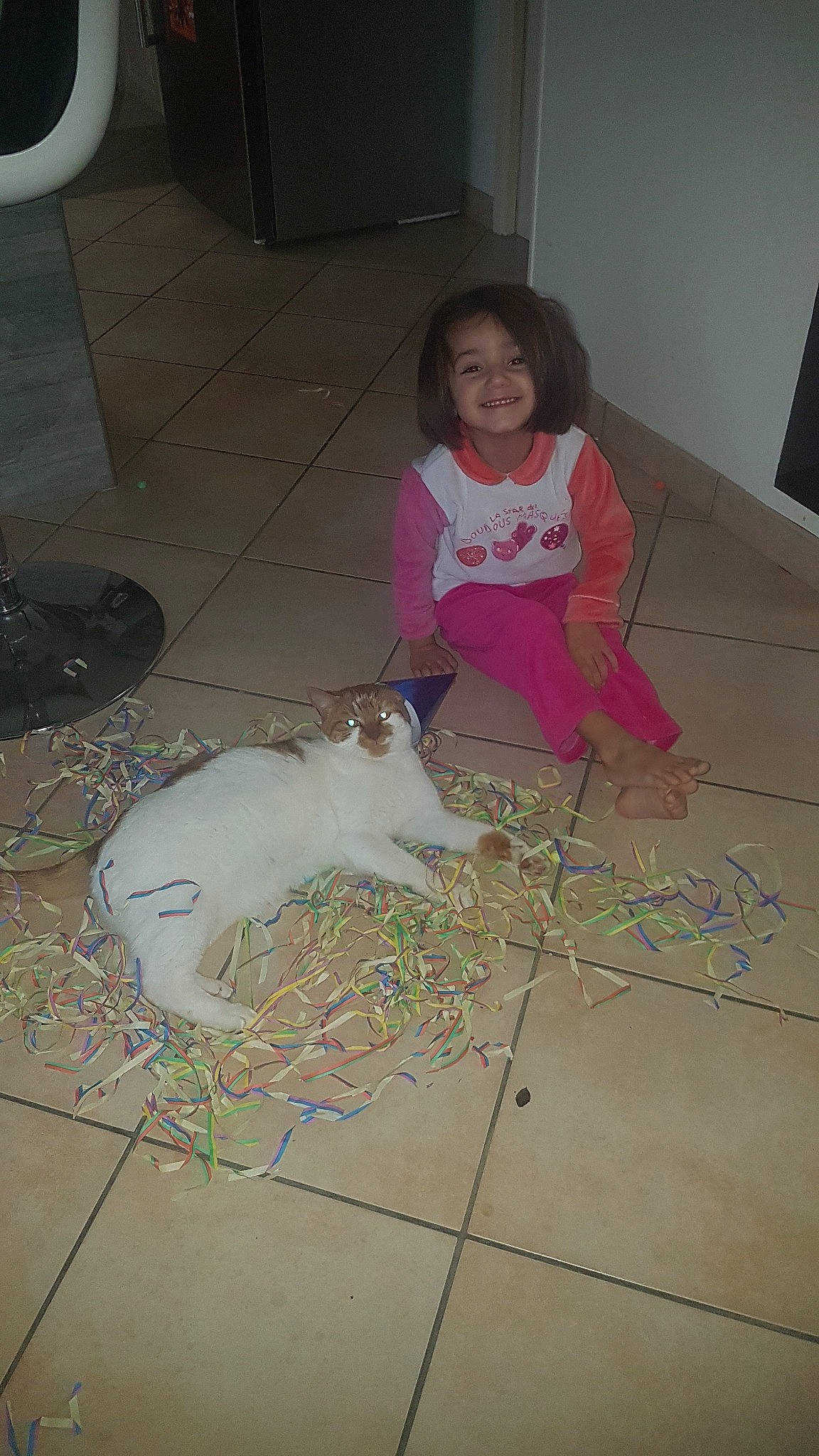 Maëline a rejoint le concours — aidez-le/la à gagner de superbes lots ! carnivoran, child, day, design, dog_like_mammal, floor, flooring, fun, girl, joy, leg, mammal, person, pink, play, product, skin, snapshot, toddler, vertebrate